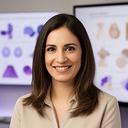 Elena Rodríguez, cofundadora y directora ejecutiva, en el estudio con planos de narrativa y pantallas de diseño